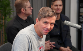 interview_image_play_button_description "Autobuss debesīs"