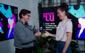 interview_image_play_button_description Universs@Lu
