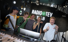 interview_image_play_button_description CARNIVAL YOUTH sadarbojas ar Eviju Vēberi