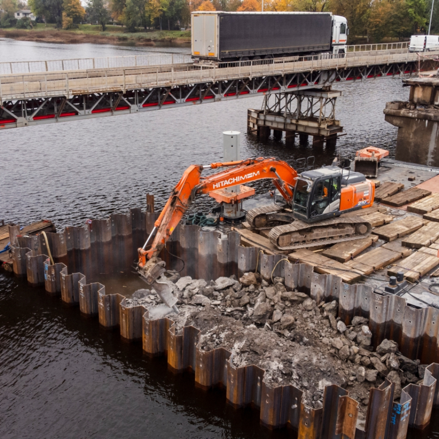 <p>Tiltu demontē nepieskaroties ūdenim</p>