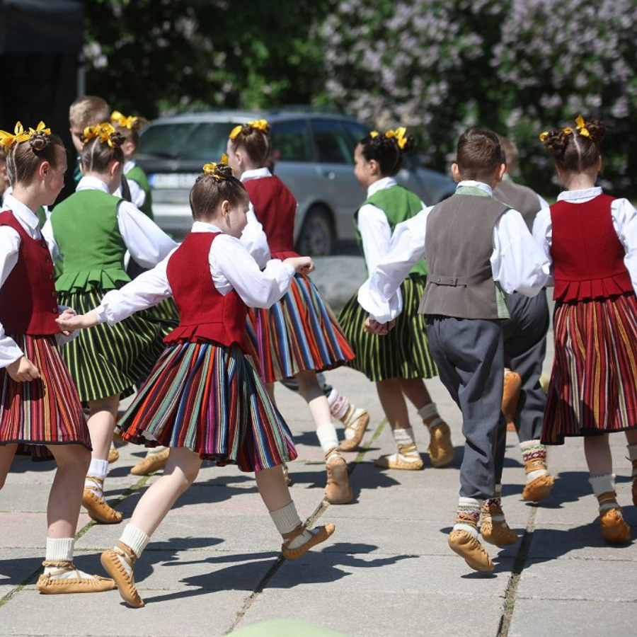 <p>Skolēnu dziesmu un deju svētku rīko&scaron;anas izmaksas varētu pārsniegt 14 miljonus eiro</p>