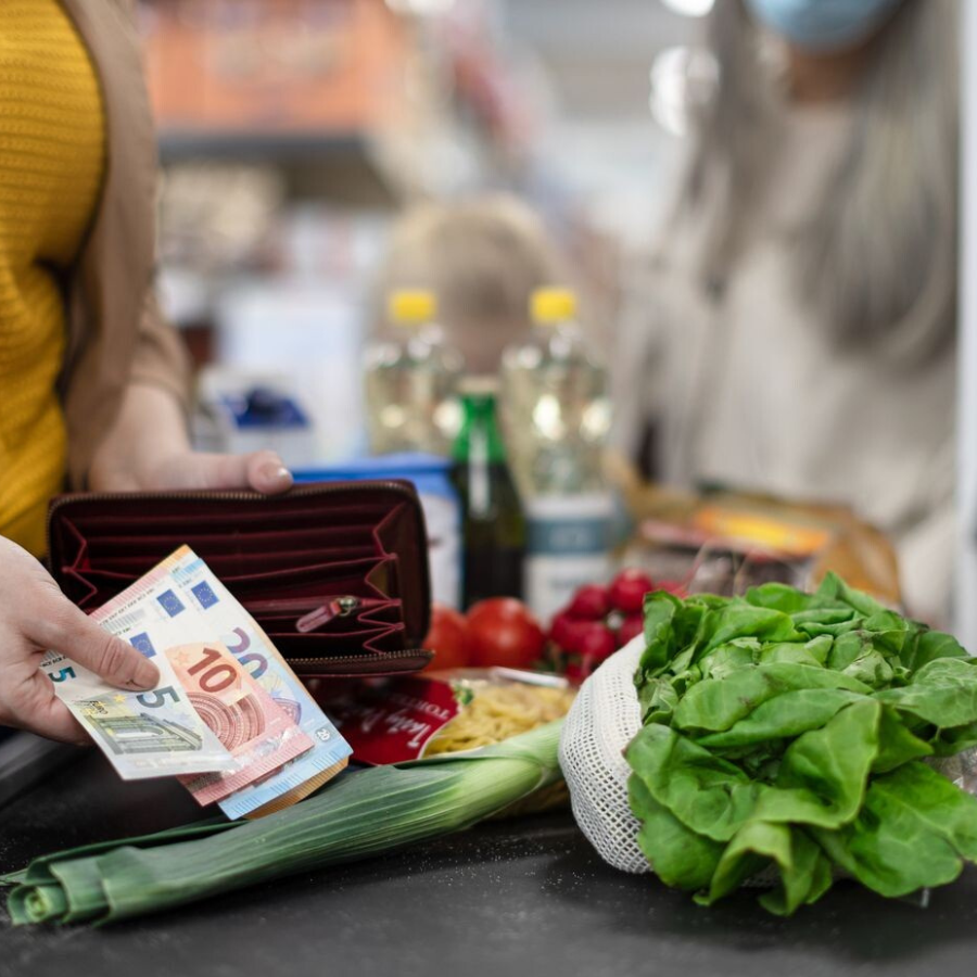 <p>Ekonomisti: Inflācija &scaron;ogad īpa&scaron;i nemazināsies</p>