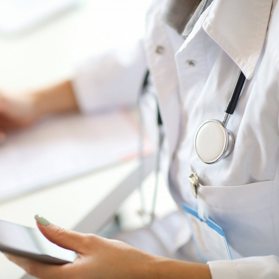 <p>Jāņu brīvdienās medicīniskās konsultācijas varēs saņemt pie dežūrārstiem</p>