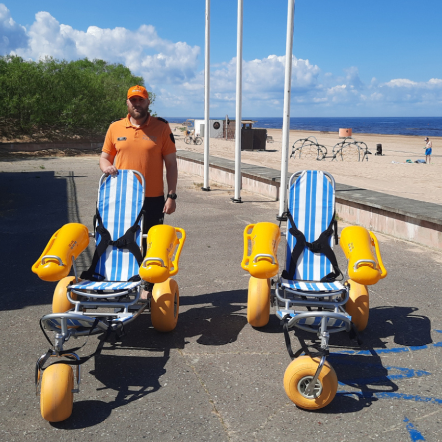 <p>Vecāķu un Vakarbuļļu peldvietās pieejami īpa&scaron;i peldkrēsli cilvēkiem ar kustību traucējumiem</p>