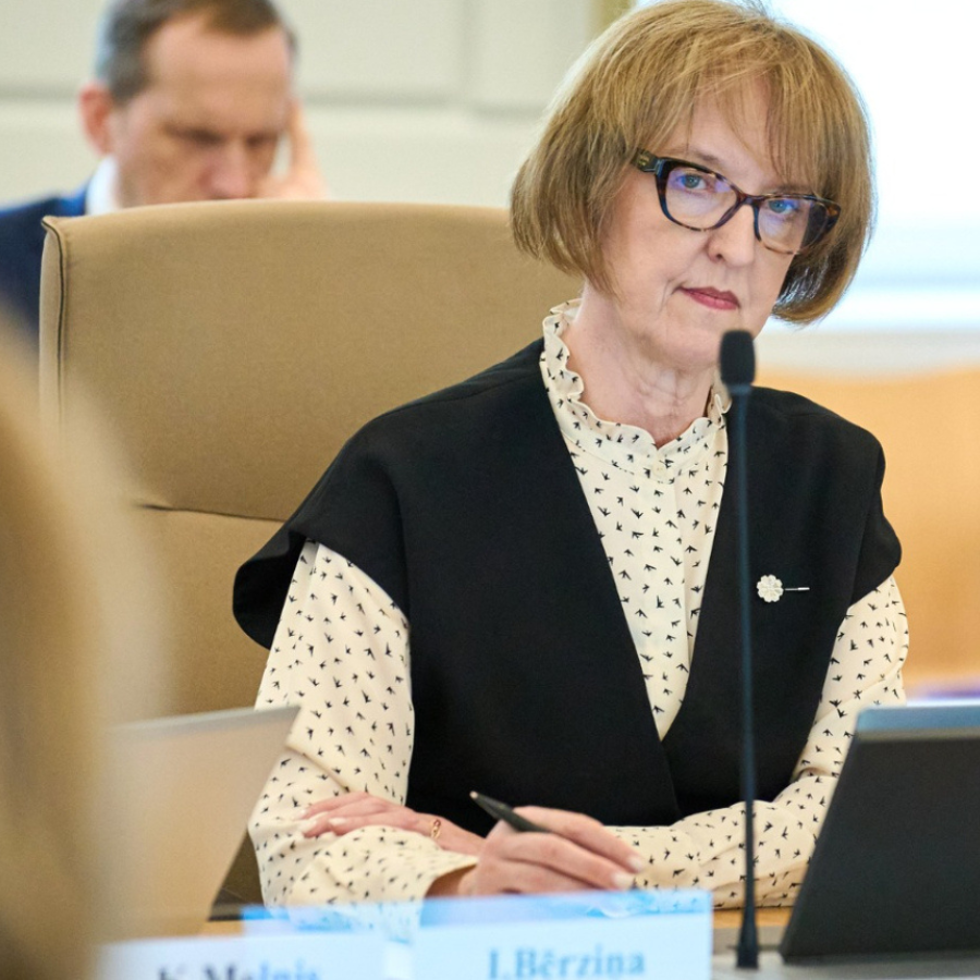 <p>No amata atkāpusies ministre Bērziņa, CVK vadītāja Saulīte vēl domā</p>