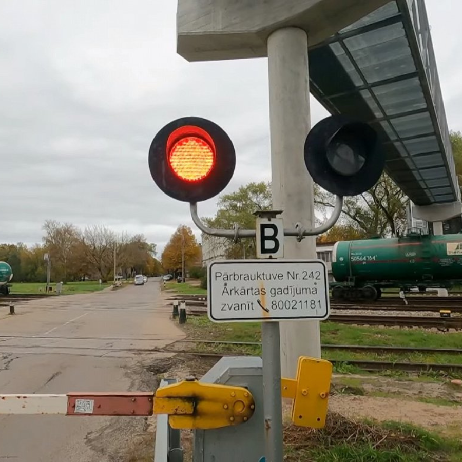 <p>Autovadītāji &scaron;ķērso dzelzceļa pārbrauktuvi pie aizliedzo&scaron;a signāla</p>