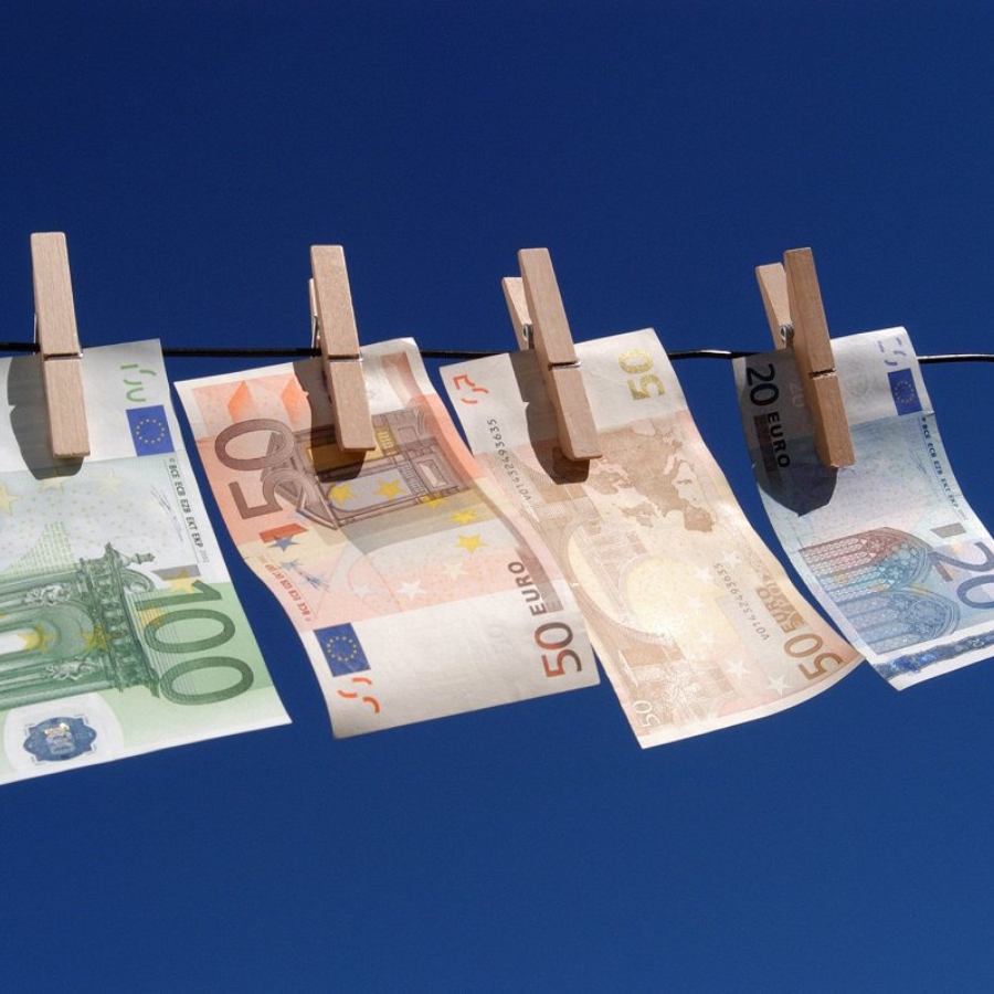 <p>Aizdomas par naudas atmazgā&scaron;anu aptuveni pusmiljarda eiro apmērā</p>