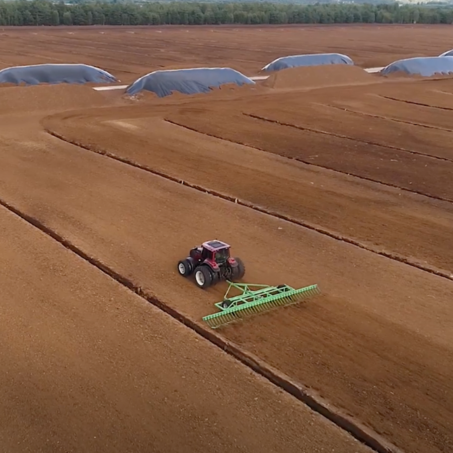 <p>Lietainā vasara ietekmējusi arī kūdras ieguvi; aicina izsludināt ārkārtējo situāciju</p>