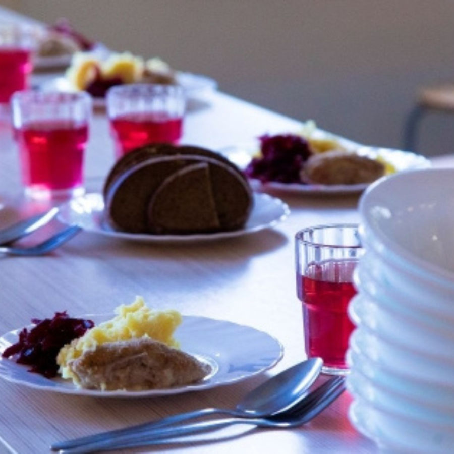 <p>Rīgas pa&scaron;valdība sola nodro&scaron;ināt skolēnu ēdinā&scaron;anu visās pa&scaron;valdības skolās</p>