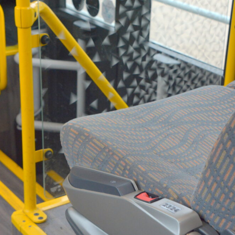 <p>Kampaņā autobusos aicinās lietot dro&scaron;ības jostas</p>