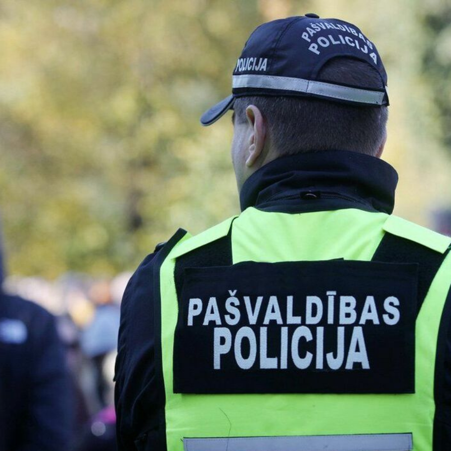 <p>Sākta autovadītāju pastiprināta kontrolē&scaron;ana pie skolām</p>