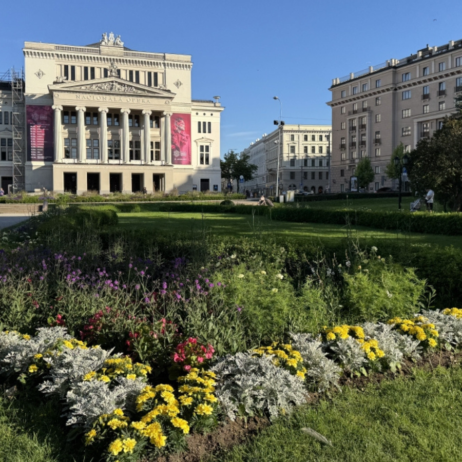 <p>Puķu dobju festivālā Rīgā uzvarējusi Simfoniskās mūzikas dobe Operas skvērā</p>