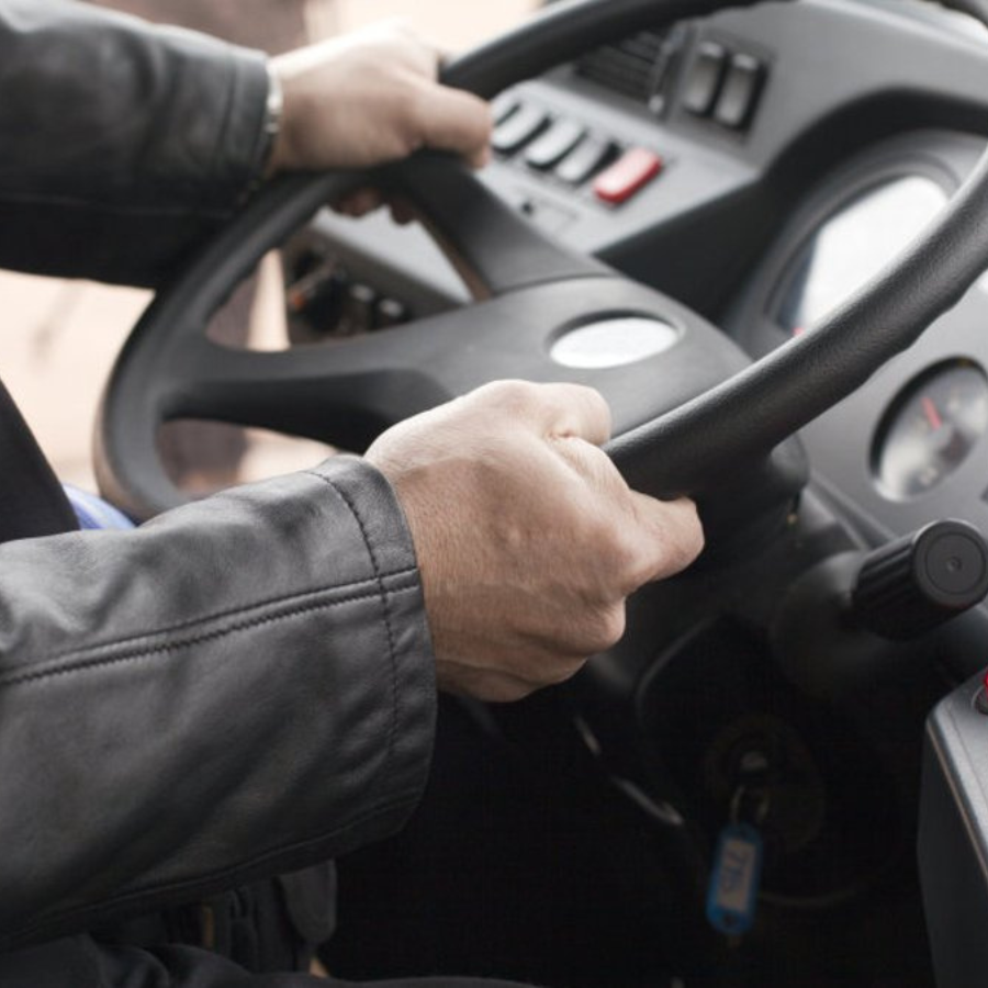 <p>Smiltenes novadā avarēju&scaron;ā autobusa vadītājs nespēj atcerēties negadījuma brīdi un apstākļus</p>