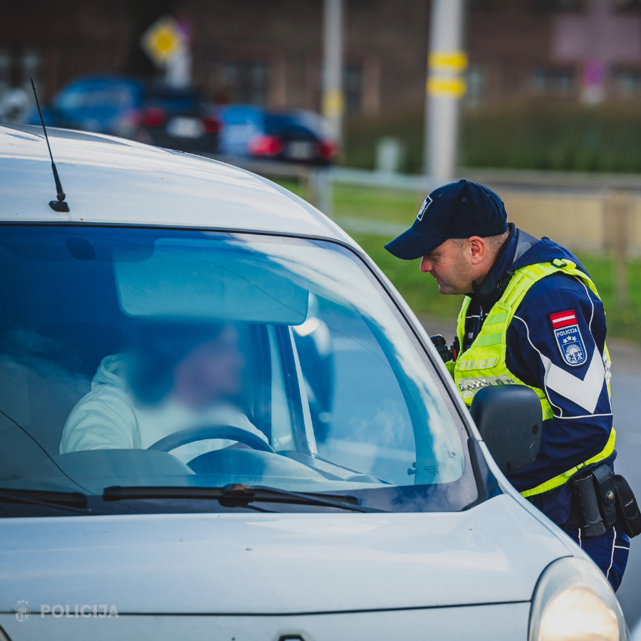 <p>Svētku brīvdienās policija pastiprināti uzraudzīs ceļu satiksmi</p>