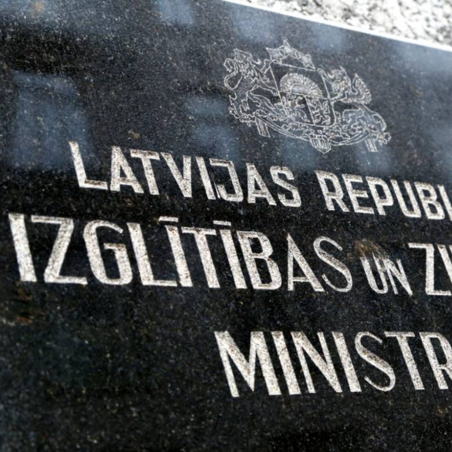 <p>Izglītības un zinātnes ministrija budžetā varētu ietaupīt līdz 8 miljoniem eiro</p>