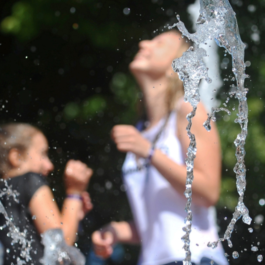 <p>Rīdzinieki karstajā laikā aicināti veldzēties pludmalēs un pie strūklakām</p>