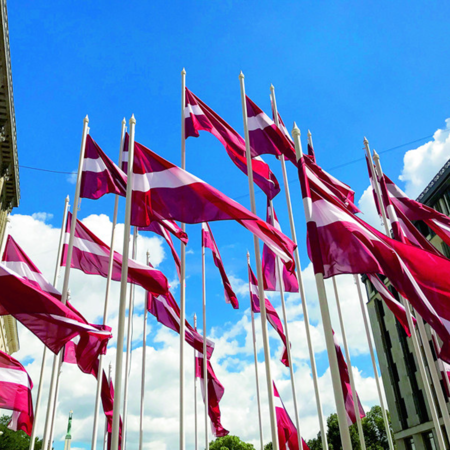 <p>XIII Latvijas Skolu jaunatnes dziesmu un deju svētku laikā aicina izkārt valsts karogus</p>