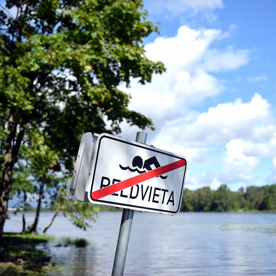 <p>Daugavas pludmalē "Rumbula" &scaron;obrīd aizliegts peldēties</p>