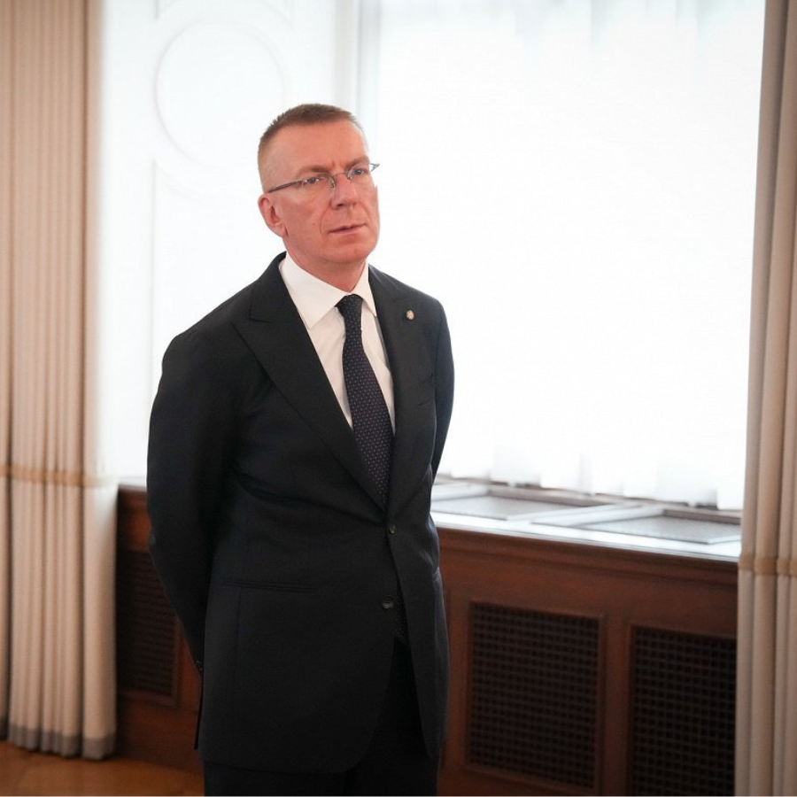 <p>Prezidents atbalsta priek&scaron;likumu iesaldēt amatpersonu un ministru atalgojumu</p>