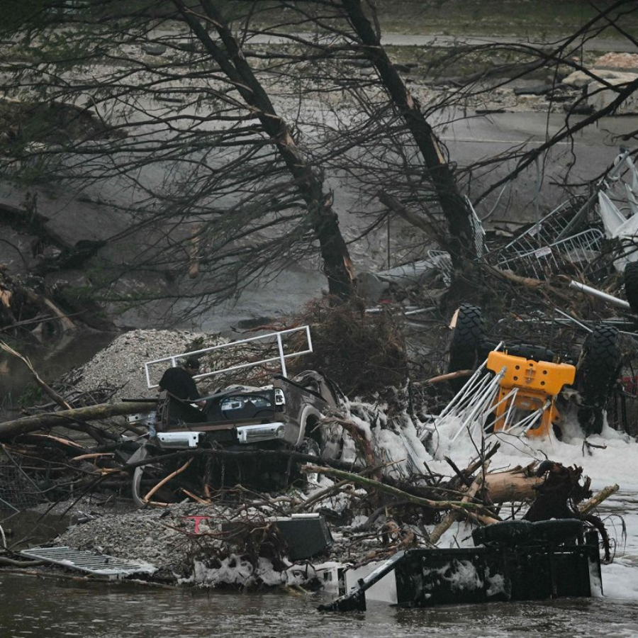 <p>Bojāgāju&scaron;o skaits plūdos Teksasā pārsniedz 80</p>