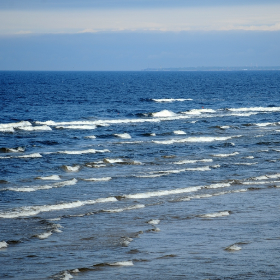 <p>Brīdinājums par bīstamām straumēm Rīgas līča peldvietās</p>