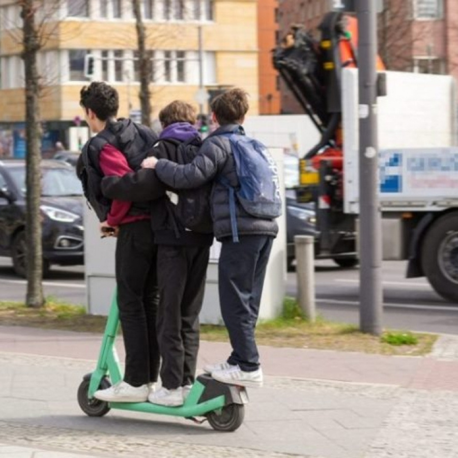 <p>OCTA elektroskrejriteņiem būs obligāta no 1. jūlija</p>