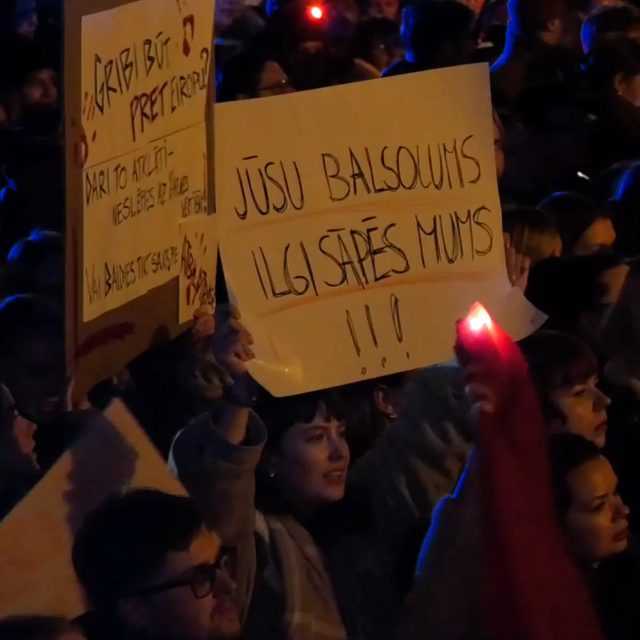 <p>Vairāk nekā 50 tūksto&scaron;i paraksta aicinājumu prezidentam neizsludināt likumu par izstā&scaron;anos no Stambulas konvencijas</p>