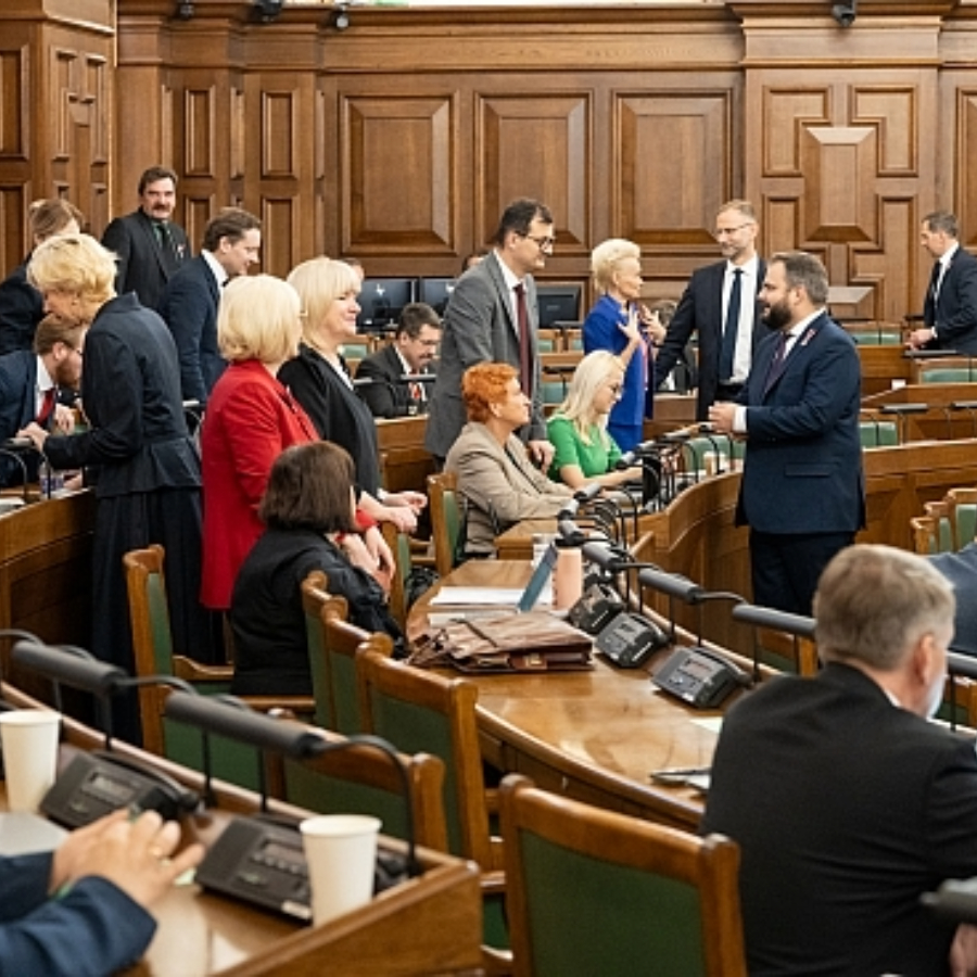 <p>Saeima turpina skatīt nākamā gada budžetu</p>