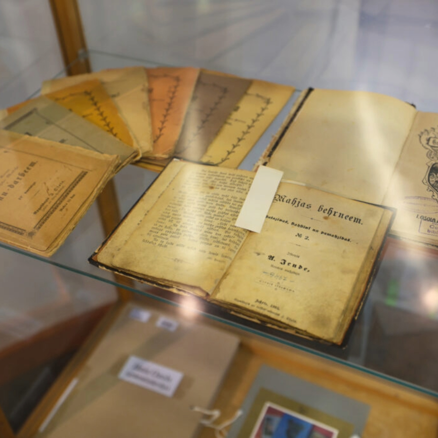 <p>Latvie&scaron;u grāmatai 500 gadu</p>