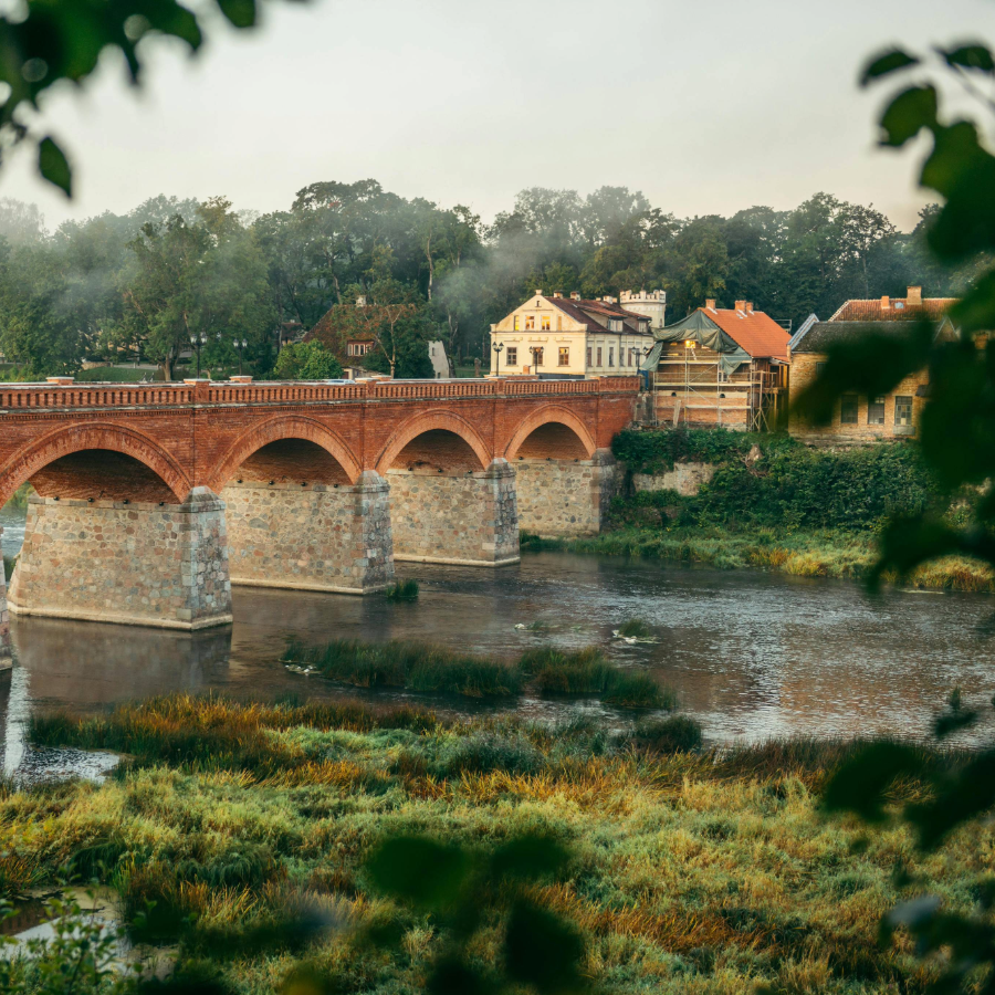 <p>Uzņēmējiem iebildumi pret īpa&scaron;u likumu Kuldīgas vecpilsētas saglabā&scaron;anai</p>