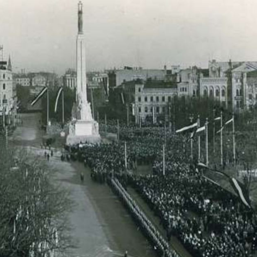 <p>Atklās izstādi "Brīvības piemineklim 90. Simboli"</p>