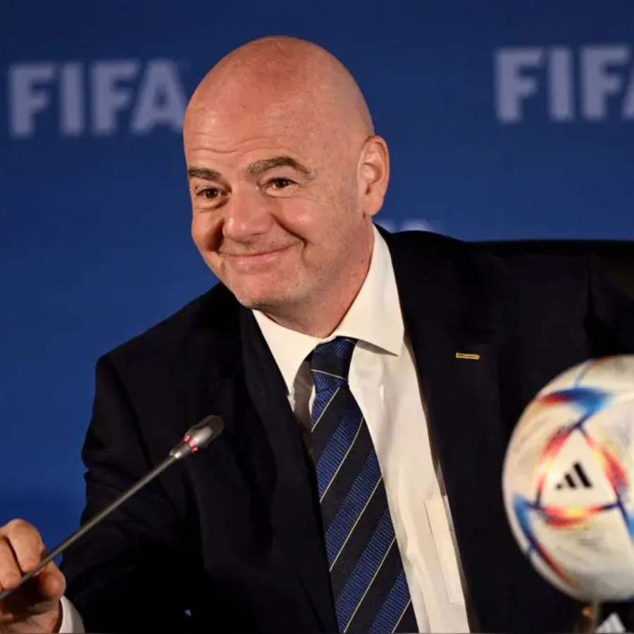 <p>FIFA pasniegs miera balvu</p>