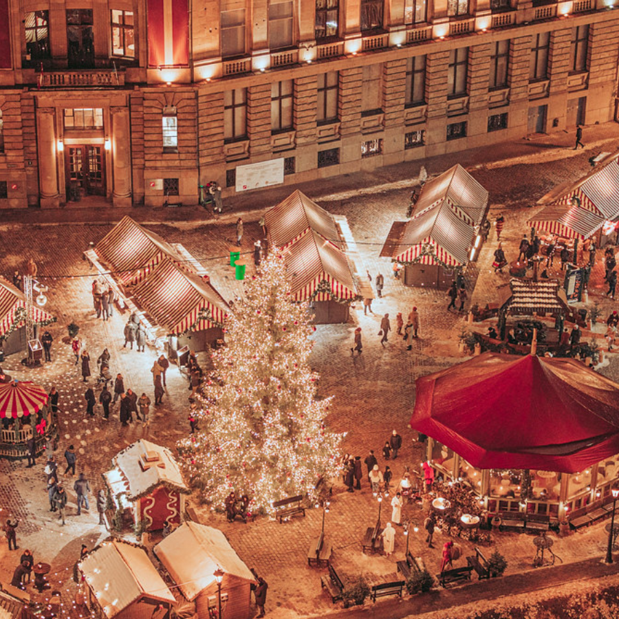 <p>Rīgā sāk darboties Doma laukuma Ziemassvētku tirdziņ&scaron;</p>