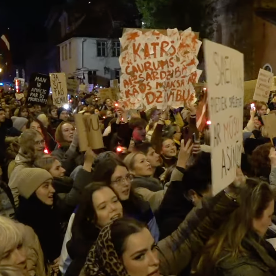 <p>Ap 5000 protestētāju pie Saeimas iebilst pret izstā&scaron;anos no Stambulas konvencijas</p>