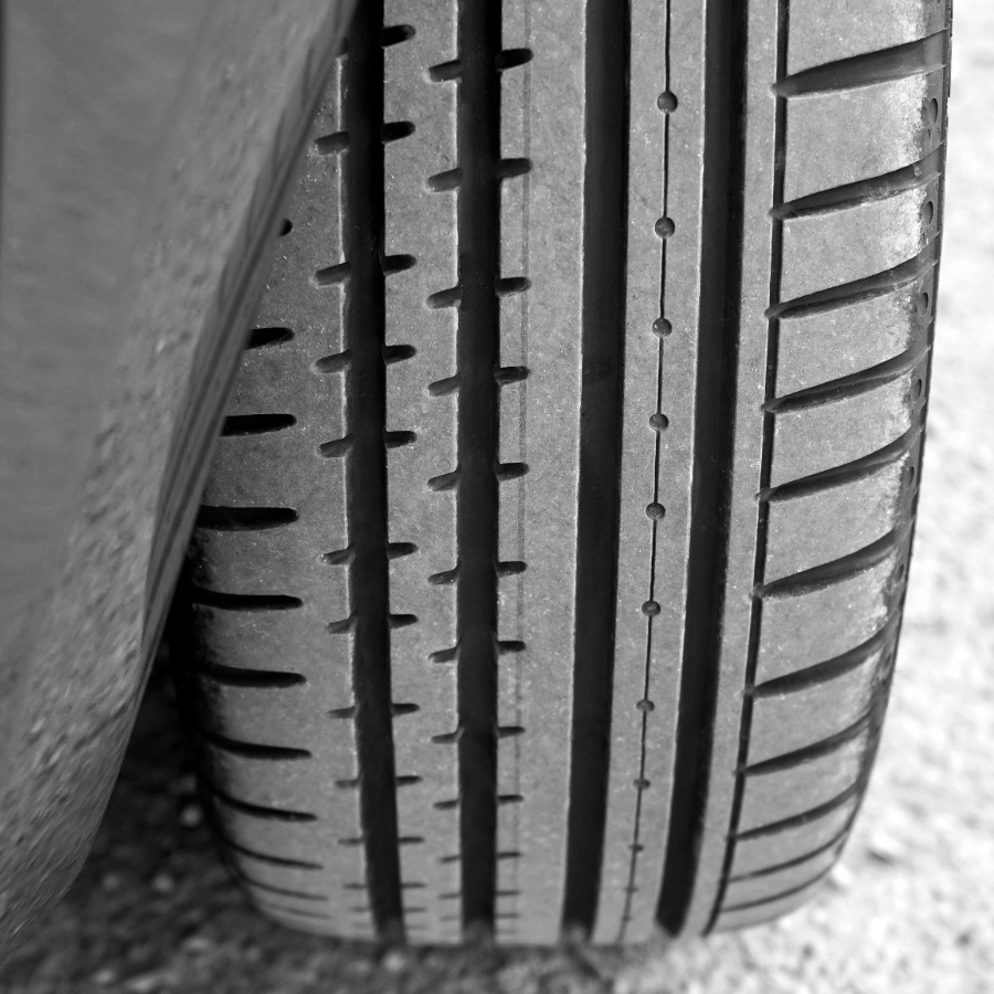 <p>No rītiem un vakaros var veidoties melnais ledus - nekavējies ar riepu nomaiņu</p>