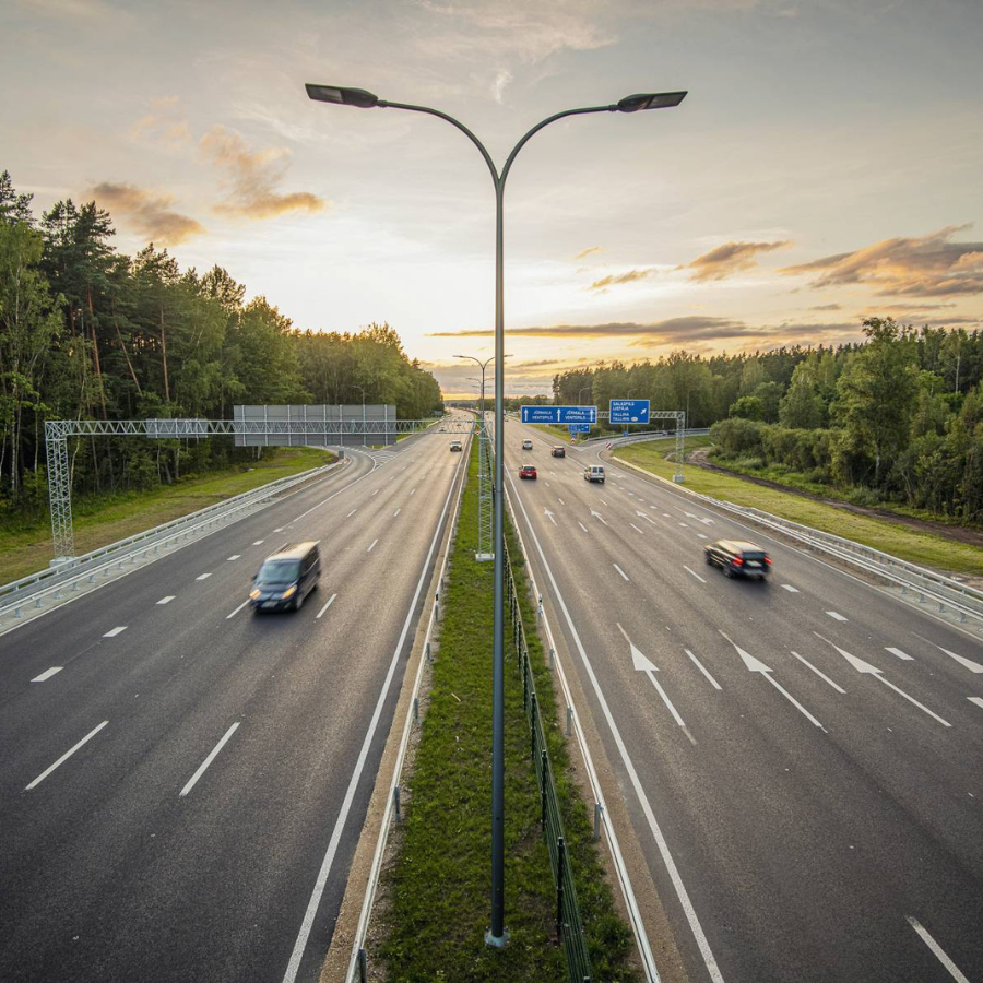 <p>No tre&scaron;dienas nekur nedrīkstēs braukt ātrāk par 90 km/h, izņemot Siguldas &scaron;osejas posmu ļoti labos apstākļos</p>