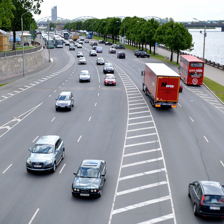 <p>Plāno ieviest digitālo apliecību un "pārbaudes laiku" jaunajiem &scaron;oferiem</p>