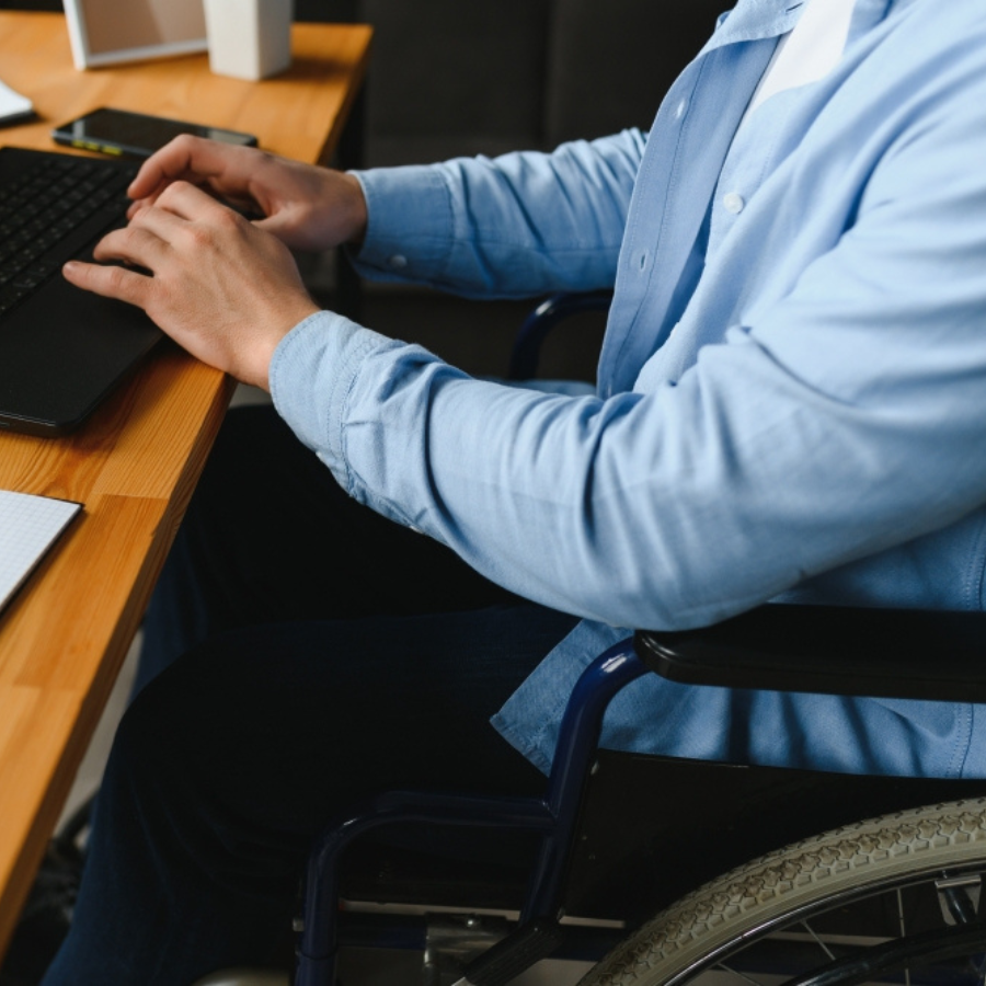 <p>Saskata iespējas darba tirgū iesaistīt ap 9000 cilvēku ar īpa&scaron;ām vajadzībām</p>