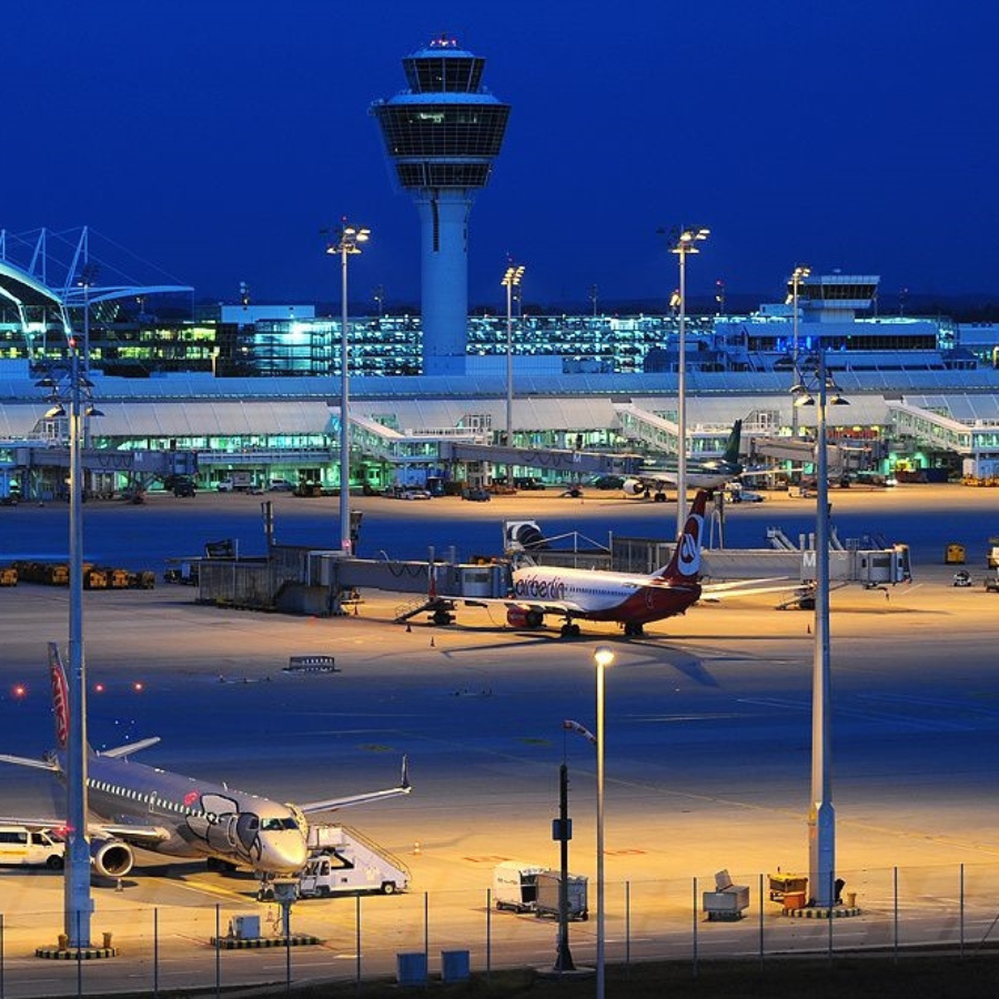 <p>Minhenes lidostā atcelti reisi dronu dēļ</p>