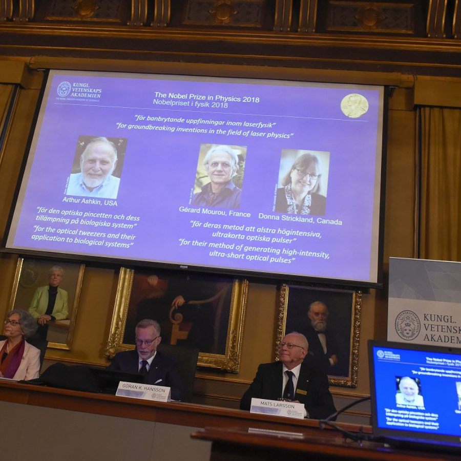 <p>Nobela prēmija fizikā pie&scaron;ķirta trim zinātniekiem par atklājumiem kvantu mehānikā</p>