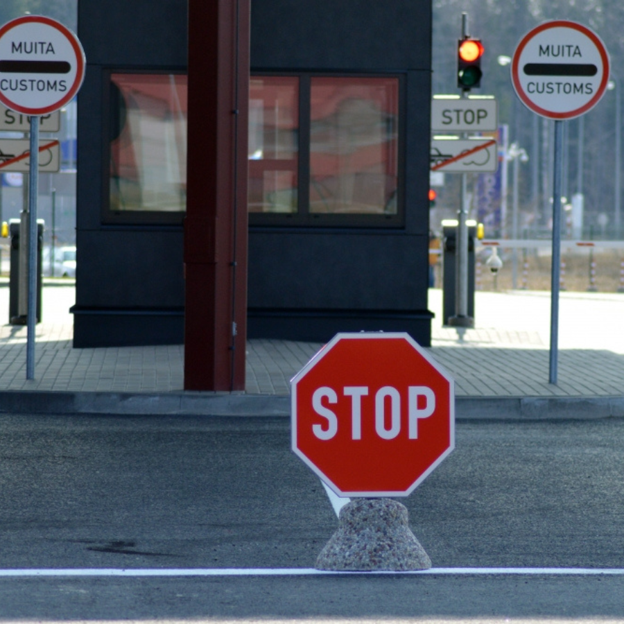 <p>Pasažieru pārvadātājiem aizliegs veikt neregulāros pasažieru pārvadājumus uz Baltkrieviju un Krieviju</p>
