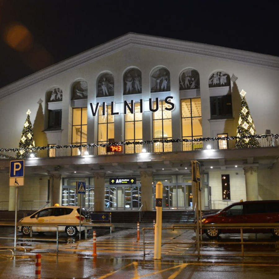 <p>No Baltkrievijas ielidoju&scaron;u kontrabandas balonu dēļ uz laiku nācies slēgt Viļņas lidostu</p>