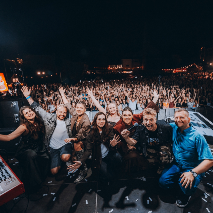 <p>Vairāku tūksto&scaron;u kopkoris sveic RADIO TEV dzim&scaron;anas dienā</p>