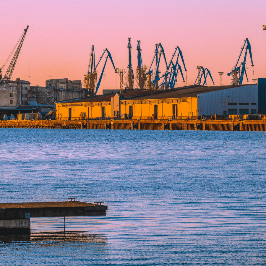 <p>Kravas auto ļaus nogādāt graudu ražu ostā</p>