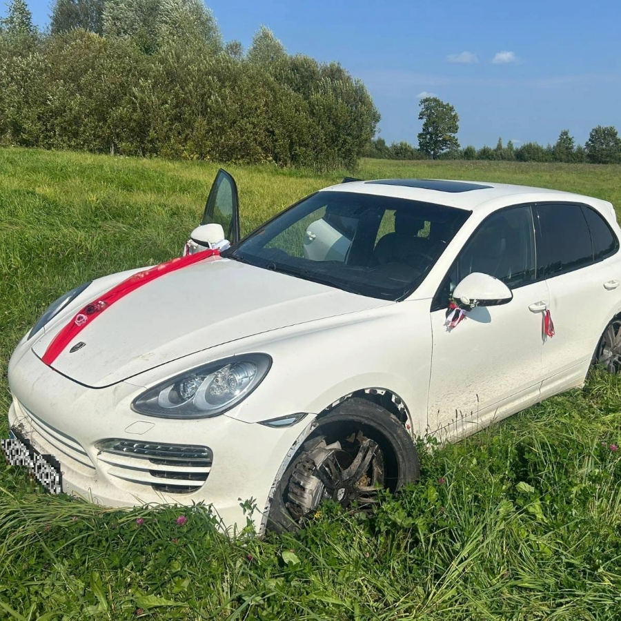 <p>Nelegālo migrantu pārvadā&scaron;anai izmantots kā uz kāzām dekorēts "Porsche"</p>