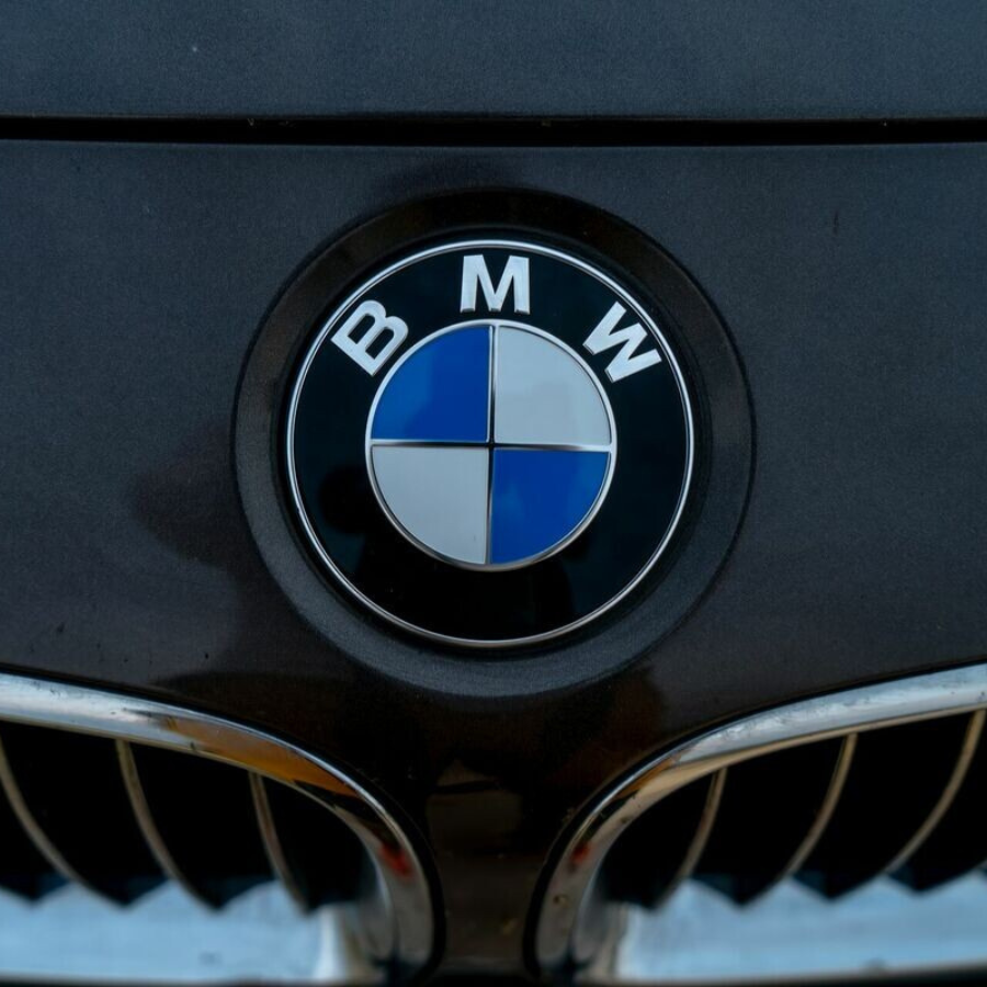 <p>BMW pasaulē atsauc simtiem tūksto&scaron;u automobiļu</p>