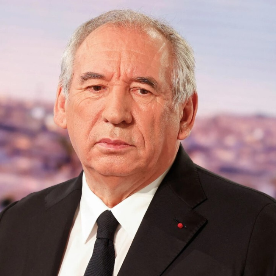 <p>Francijas premjers neiztur uzticības balsojumu</p>