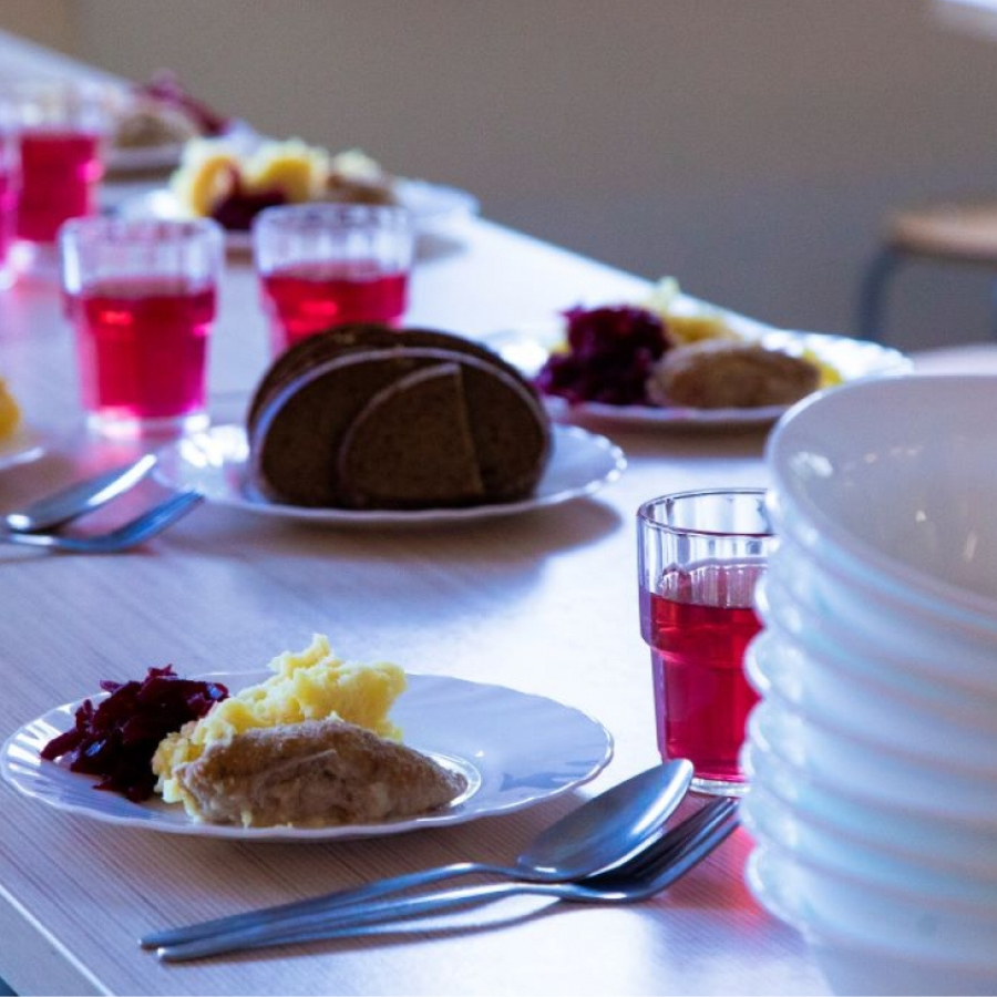 <p>Apstiprina skolēnu ēdinā&scaron;anas padomes izveidi</p>