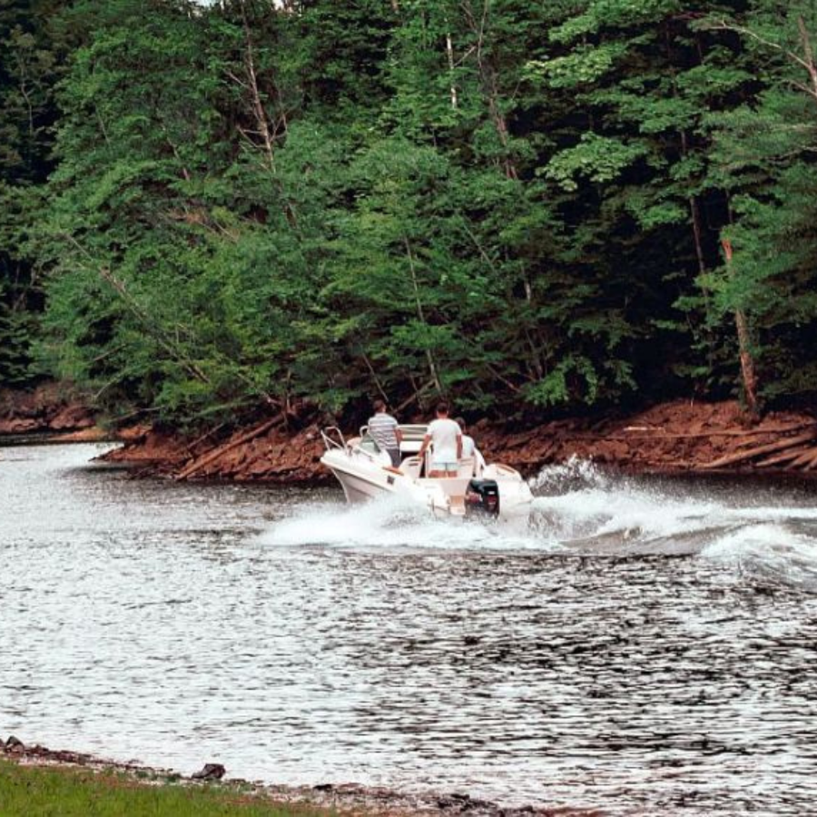 <p>Par brauk&scaron;anu ar motorizētu laivu Gaujas Nacionālā parka teritorijā draud 1000 eiro sods</p>