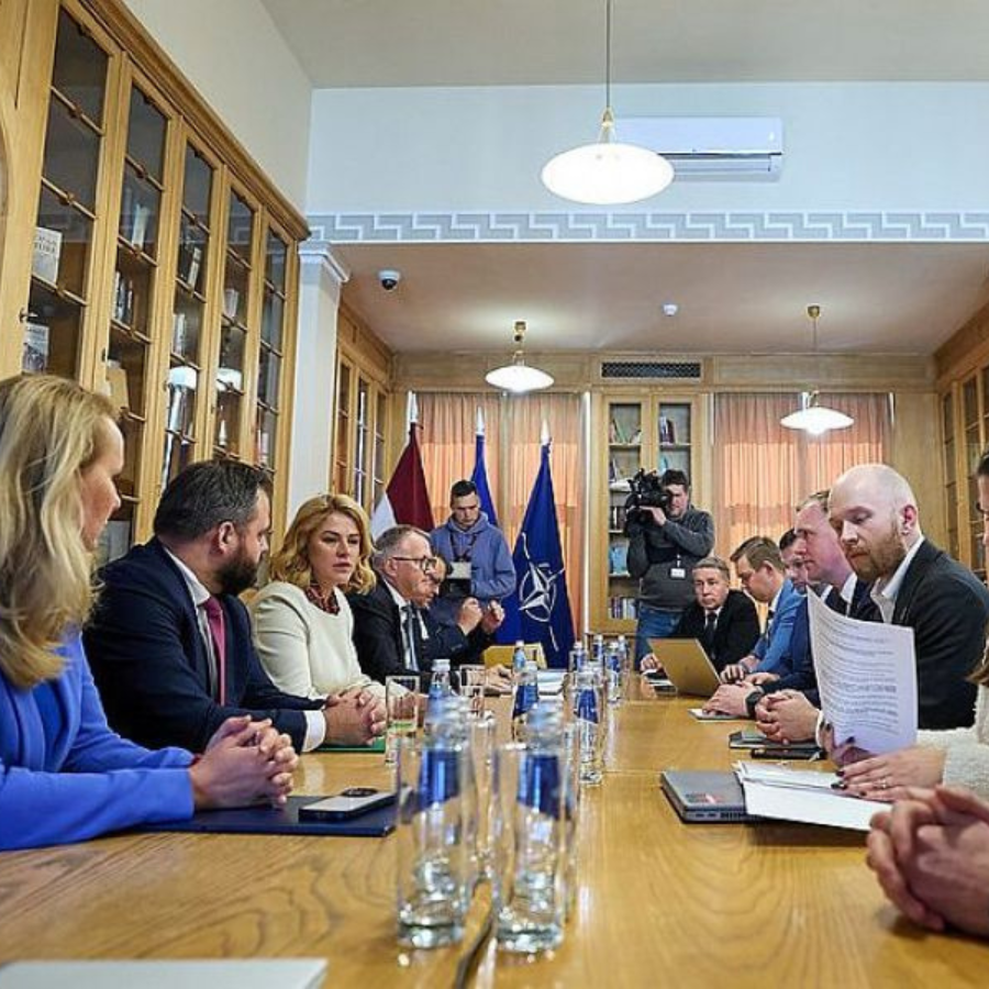 <p>JV, ZZS un "Progresīvie" "dro&scaron;ības budžeta" vārdā solās turpināt strādāt vienotā koalīcijā</p>